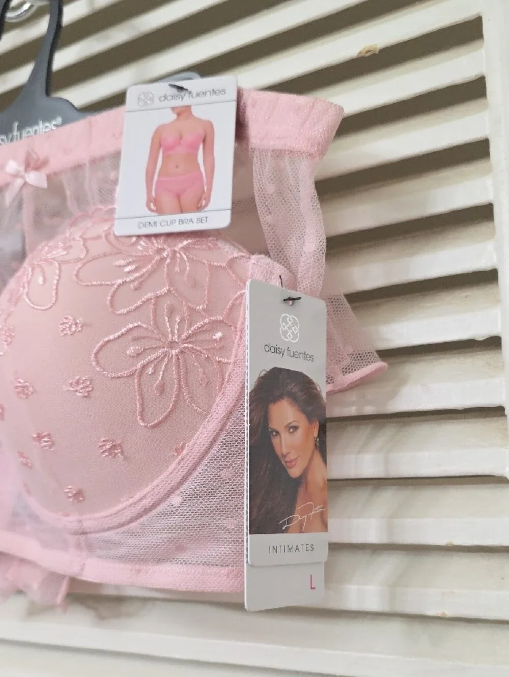 Daisy Fuentes dainty pastel
